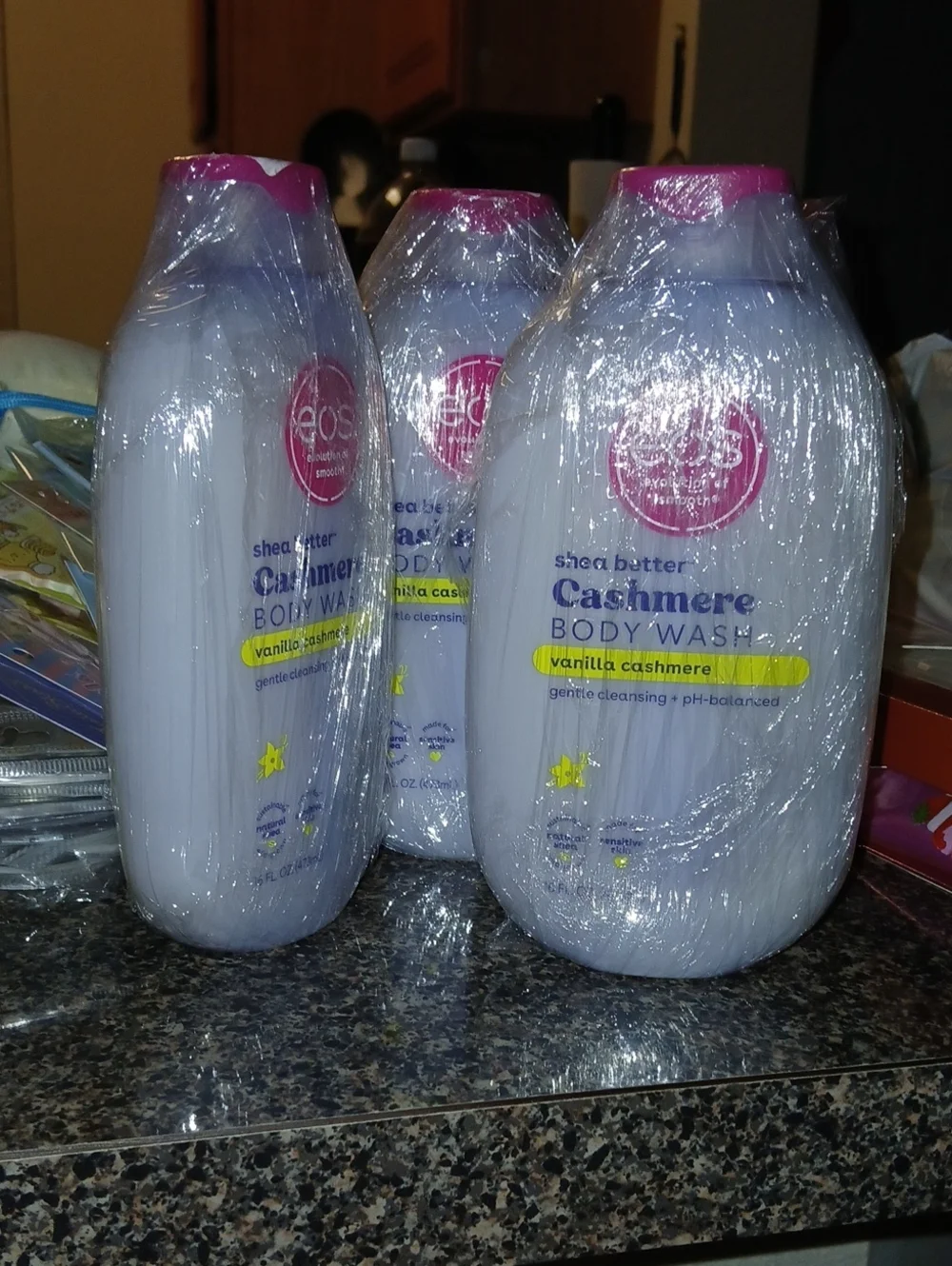 1 #eos Vanilla Cashmere #BodyWash - White and Pink